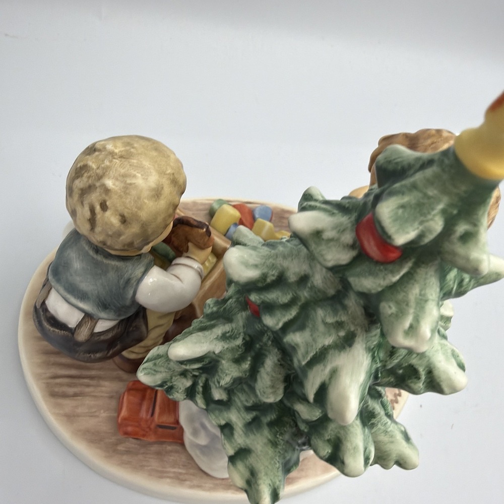 Rare LE HUMMEL 2263 CHRISTMAS MORNING PRESENT FIGURINE 2330 Out Of 4000 - Picture 9 of 11